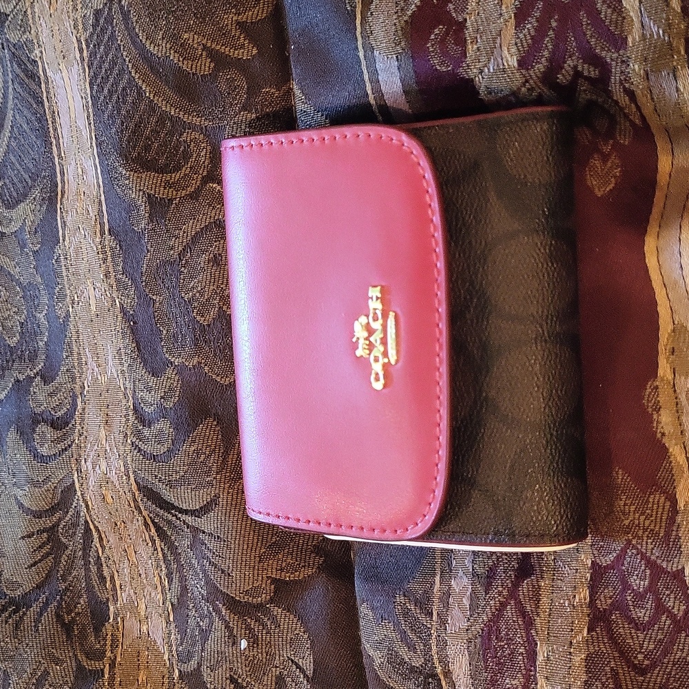 Coach leather small wallet sig leather inside red leather new dust cover 🎶